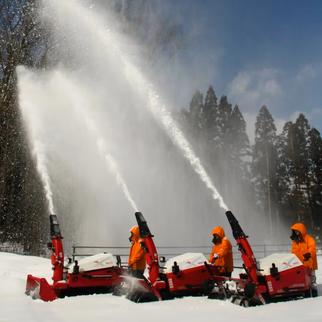 Diversi spazzaneve WADO in uso con elevate quantità di neve