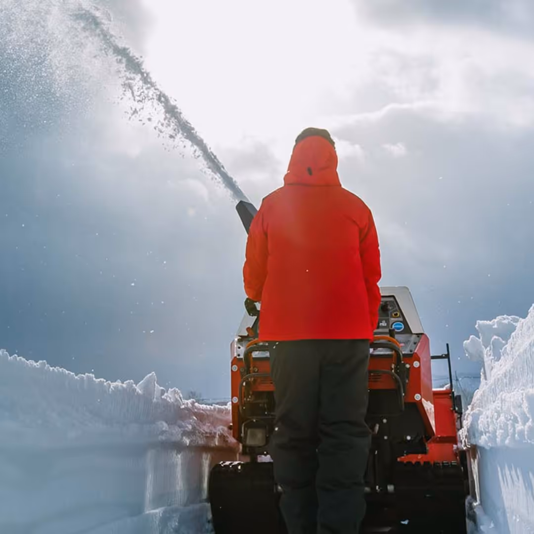 Lo spazzaneve WADO libera uno stretto sentiero nella neve profonda